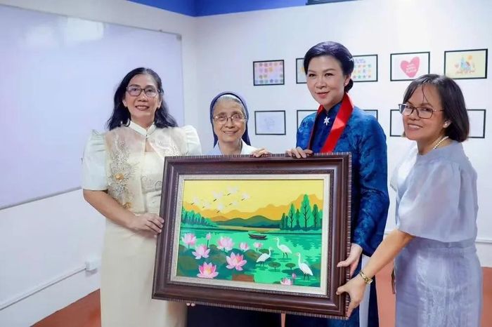 Bà Ngô Phương Ly - Phu nhân Tổng Bí thư, Chủ tịch nước Tô Lâm thăm Trung tâm Asilo de San Vicente de Paul và gửi tặng một món quà đặc biệt. Đó là một bức tranh được các em nhỏ khuyết tật tại Việt Nam ghép từ vải vụn và mong được chuyển đến các bạn tại trung tâm Asilo. (Ảnh: TTXVN).