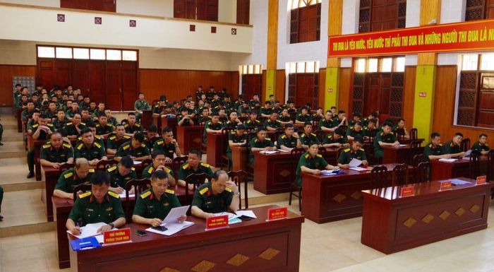 Đại biểu và các lực lượng tham gia xây dựng các trường phổ thông nội trú liên cấp tại các xã biên giới.