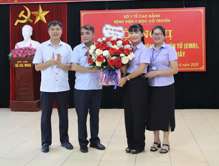 Lãnh đạo Sở Y tế tặng hoa chúc mừng Bệnh viện Y học cổ truyền tỉnh.