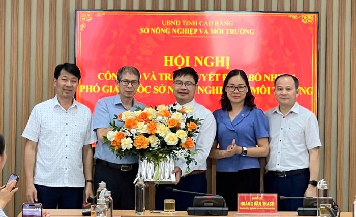 Lãnh đạo Sở Sở Nông nghiệp và Môi trường tặng hoa chúc mừng đồng chí Nông Minh Tuấn.