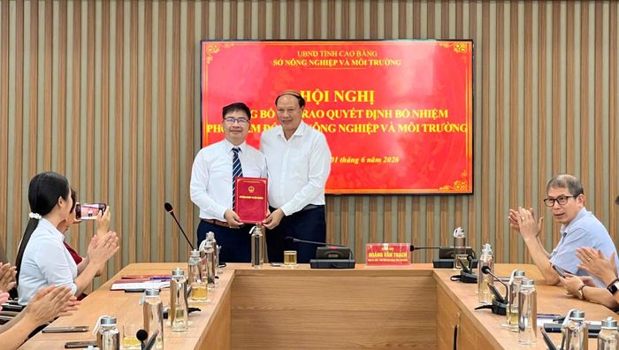 Lãnh đạo UBND tỉnh trao quyết định bổ nhiệm ông Nông Minh Tuấn, Trưởng phòng Quản lý đất đai, Sở Nông nghiệp và Môi trường giữ chức vụ Phó Giám đốc Sở Nông nghiệp và Môi trường tỉnh.