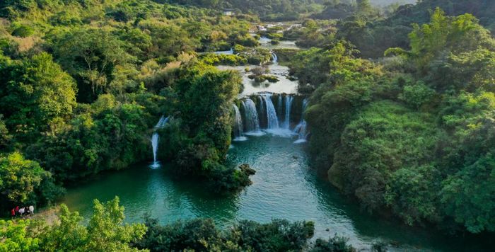 Thác Hoa năm cách thác Bản Giốc 12km, thuộc địa phận xã Lý Quốc.