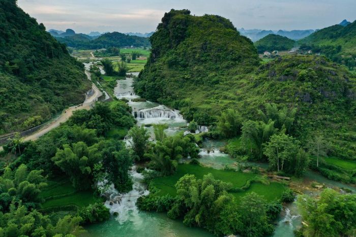 Thác Cò Là cách Thoong Gót khoảng 1km, thuộc địa phận xã Đàm Thủy.