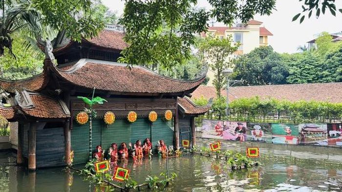 Trình diễn múa rối nước tại Bảo tàng Dân tộc học Việt Nam.