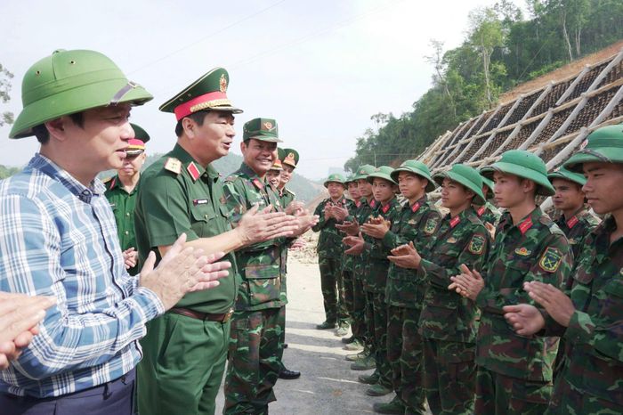 Trung tướng Trương Mạnh Dũng, Tư lệnh Quân khu 1 động viên lực lượng quân đội khắc phục khó khăn, hỗ trợ thi công cao tốc Đồng Đăng - Trà Lĩnh.