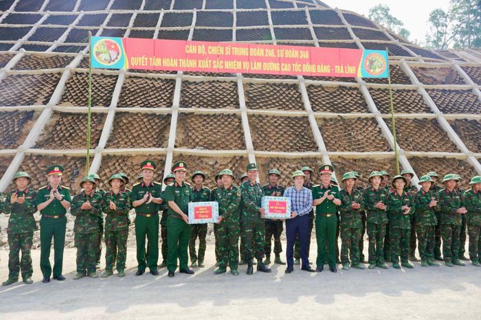 Trung tướng Trương Mạnh Dũng, Tư lệnh Quân khu 1 và Chủ tịch UBND tỉnh Lê Hải Hòa tặng quà lực lượng quân đội tại Km78+500, xã Thạch An.