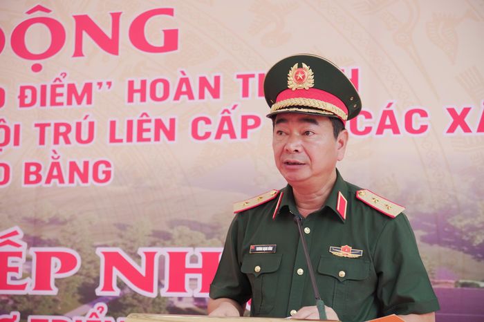 Trung tướng Trương Mạnh Dũng, Tư lệnh Quân khu 1 phát biểu bàn giao lực lượng.