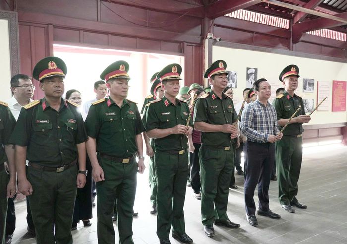 Đoàn công tác dâng hương tại Khu lưu niệm Chủ tịch Hồ Chí Minh với Chiến thắng Biên giới năm 1950, xóm Bản Pò, xã Đức Long.