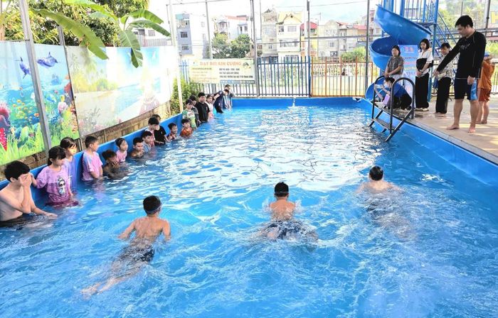Các em thiếu nhi tham gia học bơi tại dự án.