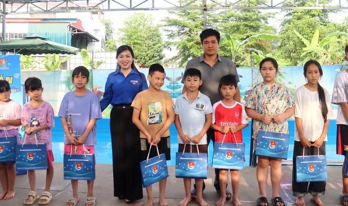 Trao quà cho thiếu nhi tham gia dự án.