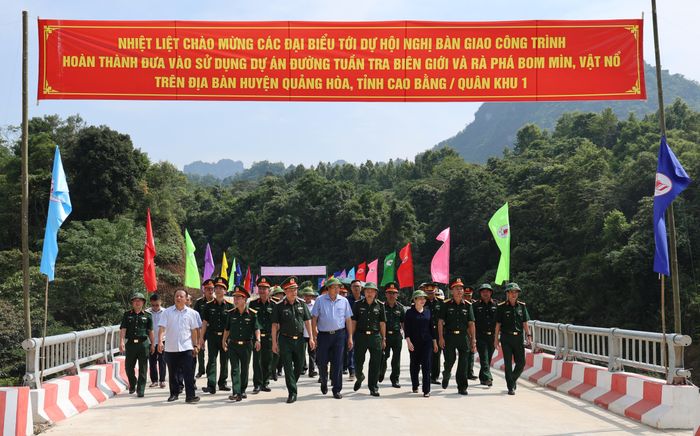 Các đại biểu dự hội nghị nghiệm thu thực địa tuyến đường tại Chòm xóm Nà Thúng (Bản Rạc) xã Vinh Quý đến xóm Phe Khoang xã Phục Hòa.