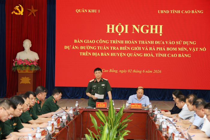 Thiếu tướng Đỗ Văn Tuấn, Phó Tư lệnh Quân khu 1 phát biểu tại hội nghị.