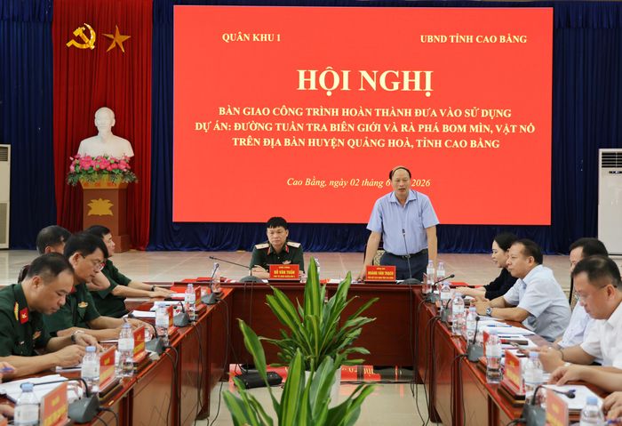 Phó Chủ tịch UBND tỉnh Hoàng Văn Thạch phát biểu tại hội nghị.