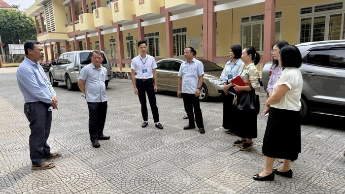 Đoàn kiểm tra số 5 Ban Chỉ đạo các kỳ thi cấp tỉnh kiểm tra công tác chuẩn bị thi tốt nghiệp tại điểm thi Trường THPT Thạch An.