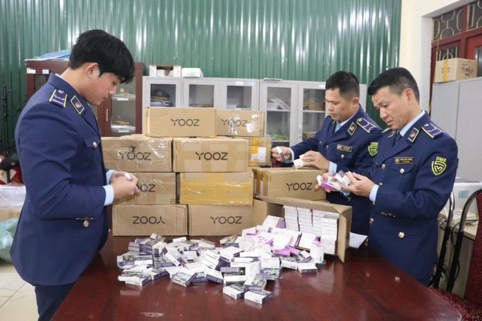 Lực lượng quản lý thị trường tỉnh phát hiện, kiểm tra hàng hóa là thuốc lá điện tử và đầu hút tinh dầu không rõ nguồn gốc.