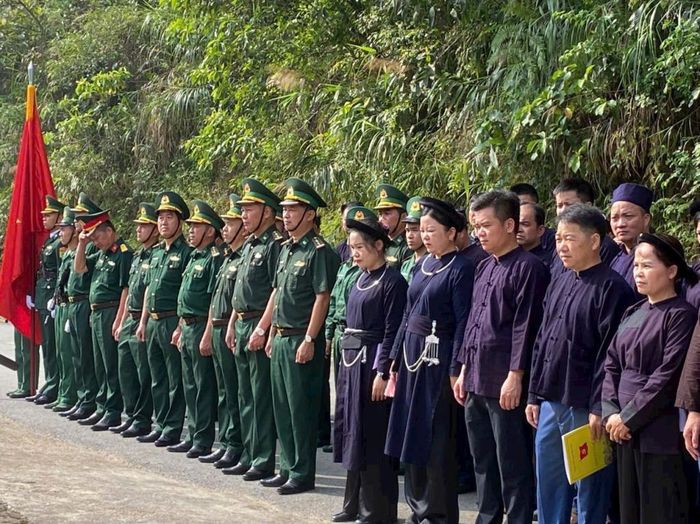Cán bộ xã Đàm Thủy trong trang phục truyền thống Tày, Nùng tham gia sinh hoạt dưới cờ.