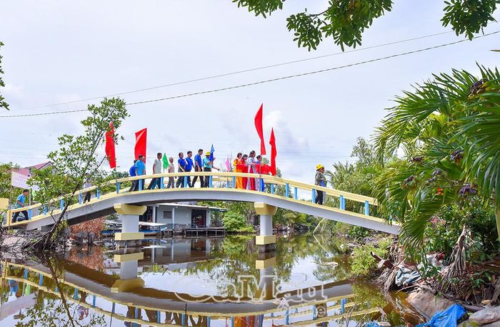 Cây cầu cũ xuống cấp đã được thay thế bằng nhịp cầu bê tông vững chãi.