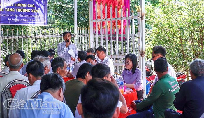 Các lớp tập huấn chuyển giao khoa học kỹ thuật sản xuất lúa thu hút đông đảo nông dân tham gia.