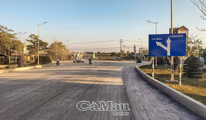 Tuyến đường Phó Sinh - Cạnh Ðền, một trong những trục giao thông kết nối, phát triển đô thị ở nông thôn.