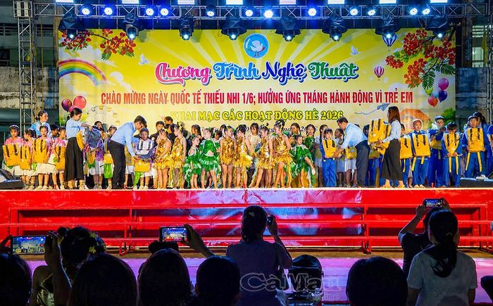  Ban Tổ chức tặng quà cho các em thiếu nhi tham gia biểu diễn và các em đang sinh hoạt tại các câu lạc bộ, lớp năng khiếu, lớp võ thuật.