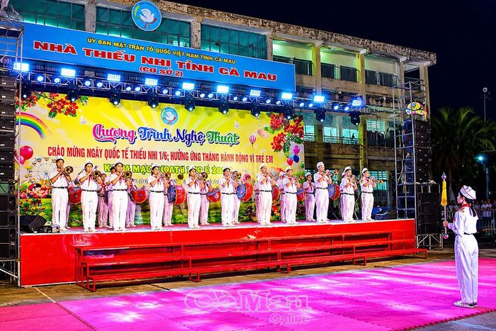  Tiết mục trống kèn “Ai yêu Bác Hồ Chí Minh hơn thiếu niên nhi đồng” do các em Đội Trống kèn Nhà Thiếu nhi tỉnh Cà Mau (cơ sở 1) biểu diễn.