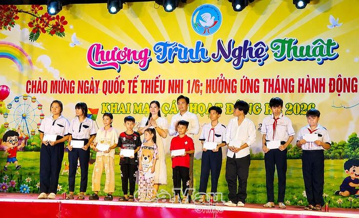 Phó Chủ tịch Hội đồng Đội tỉnh Cà Mau Lê Minh Hải và đại diện đơn vị đồng hành trao học bổng cho các em thiếu nhi có hoàn cảnh khó khăn.