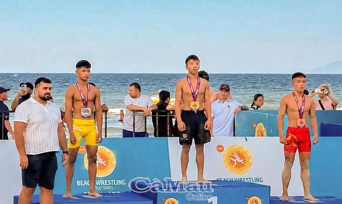 Vận động viên Phạm Văn Dương (bìa phải) xuất sắc giành Huy chương Đồng hạng cân 60 kg U17 tại Giải vô địch Vật U17 và U23 châu Á 2026.