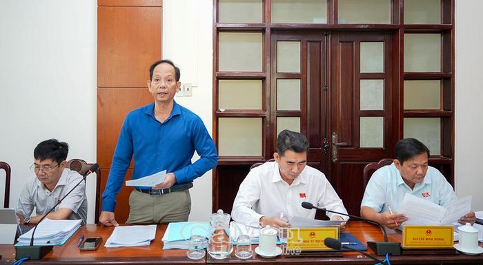  Ông Nguyễn Chí Thiện, Giám đốc Sở Công Thương Cà Mau trình bày dự thảo Nghị quyết quy định mức chi cho các hoạt động khuyến công trên địa bàn tỉnh.