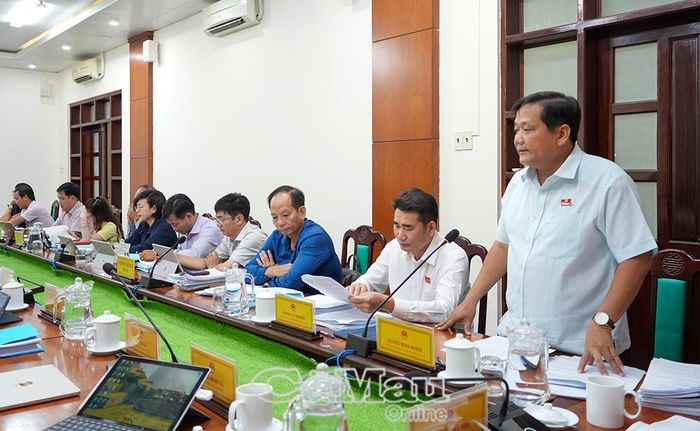  Ông Nguyễn Minh Đương, Phó Trưởng ban Kinh tế - Ngân sách HĐND tỉnh, tham gia ý kiến đối với dự thảo Nghị quyết quy định mức chi cho các hoạt động khuyến công, đề nghị rà soát một số nội dung bảo đảm phù hợp quy định hiện hành.