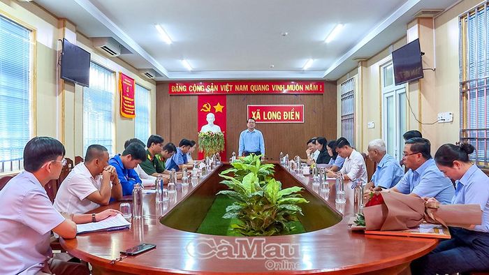 Đồng chí Nguyễn Nam Quân, Bí thư Đảng ủy, Chủ tịch HĐND xã, phát biểu tri ân và chúc mừng đảng viên Nguyễn Văn Giáp.