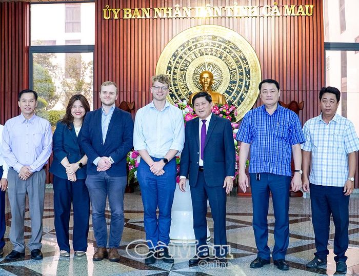  Đại diện tỉnh Cà Mau cùng đoàn công tác chụp ảnh lưu niệm sau buổi làm việc.