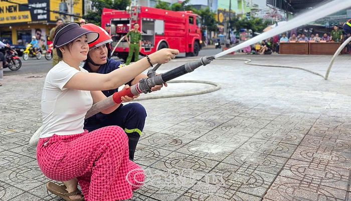 Thực hành sử dụng vòi phun nước để khống chế đám cháy.