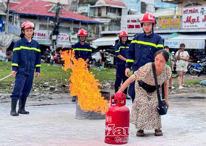 Người dân được hướng dẫn sử dụng bình gas an toàn trong sinh hoạt gia đình và cách xử lý khi xảy ra sự cố rò rỉ khí gas.