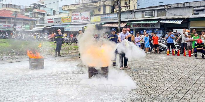 Người dân được hướng dẫn sử dụng bình chữa cháy xách tay để dập tắt đám cháy khi mới phát sinh.