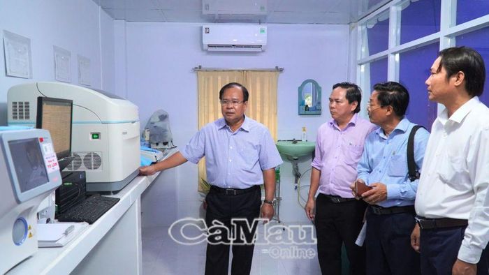 Phó Chủ tịch UBND tỉnh Nguyễn Minh Luân nghe báo cáo về tình hình vận hành trang thiết bị và điều kiện hoạt động tại Trạm Y tế xã.
