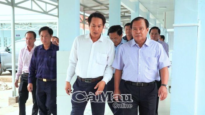 Phó Chủ tịch UBND tỉnh Nguyễn Minh Luân (bìa phải) cùng đoàn công tác khảo sát thực tế điều kiện hoạt động tại Trạm Y tế xã Sông Đốc.