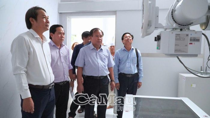 Đoàn công tác khảo sát thực tế hệ thống máy móc, trang thiết bị nhằm đánh giá khả năng đáp ứng nhu cầu chăm sóc sức khỏe ban đầu cho người dân.
