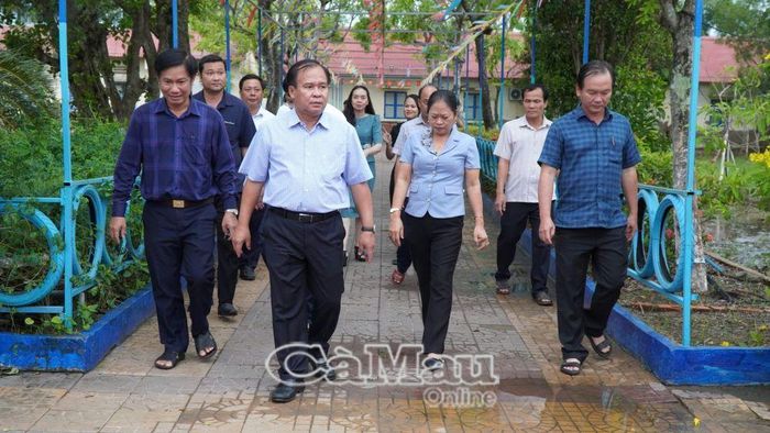 Đoàn kiểm tra tại Trường Tiểu học Nông Trường Quốc doanh Sông Đốc.