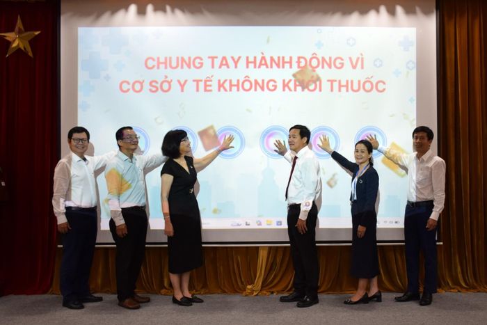 Lãnh đạo các đơn vị thực hiện nghi thức cam kết chung tay xây dựng cơ sở y tế không khói thuốc lá. Ảnh: HCDC
