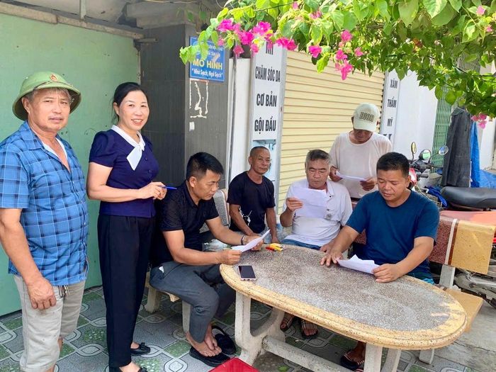 Cán bộ thôn, tổ dân phố góp phần quan trọng vào kết quả triển khai chính quyền địa phương 2 cấp khi trực tiếp tham gia vận động người dân thực hiện tốt các chính sách của Nhà nước và địa phương. Ảnh: N.Lộc