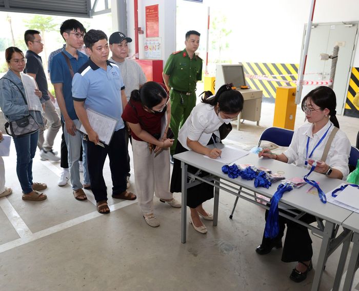 Thực tiễn cho thấy, số lượng căn hộ NƠXH còn rất hạn chế, chưa đáp ứng được nhu cầu của người dân có thu nhập thấp. Ảnh: Hoàng Phúc