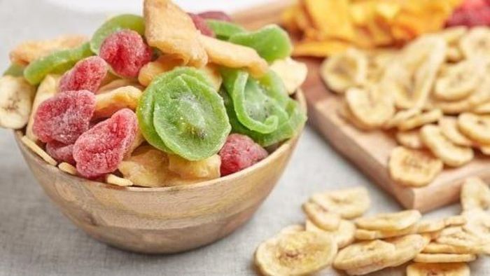 Một số gia đình có thói quen để bánh kẹo, mì gói, hành, tỏi hoặc các loại thực phẩm khô trên nóc tủ lạnh. Ảnh minh họa