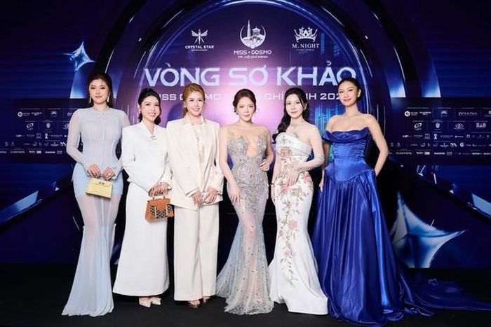Hội đồng ban giám khảo vòng sơ khảo Miss Cosmo TP.HCM 2026 (từ trái sang): Phó chủ tịch Miss Cosmo TP.HCM Huỳnh Tiên, bà Nguyễn Lê Lâm Ngân, Chủ tịch Miss Cosmo TP.HCM Nguyễn Thanh Phương Đài, Trưởng ban giám khảo Lý Nhã Kỳ, bà Luna Trương và Hoa hậu Phương Linh - ẢNH: BTC