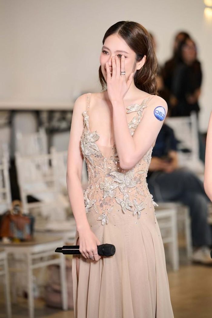 Nam Anh xúc động khi nghe chia sẻ của em gái tại vòng sơ khảo Miss Cosmo TP.HCM - ẢNH: BTC