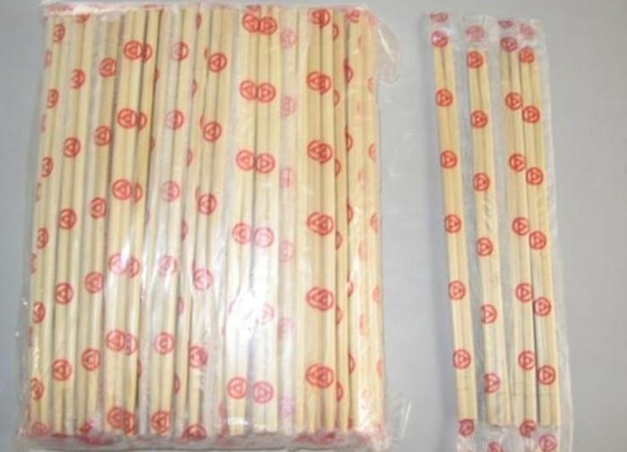 Nhiều loại đũa dùng một lần hoặc đồ gỗ giá rẻ được xử lý bằng lưu huỳnh, hydrogen peroxide hay hóa chất chống mốc để tạo màu trắng đẹp mắt. Ảnh minh họa.