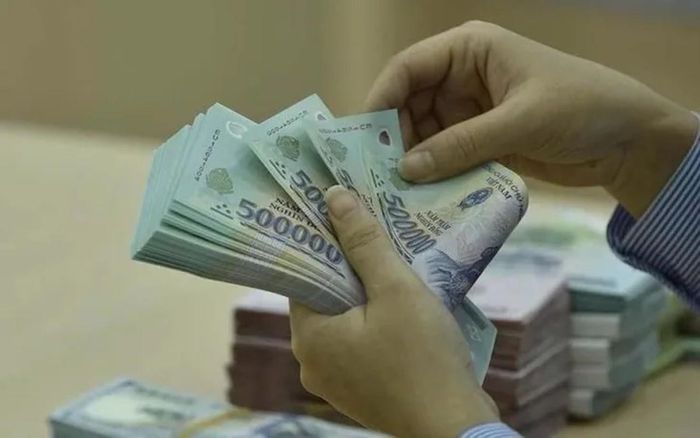 Hơn 3,5 triệu người hưởng lương hưu và trợ cấp bảo hiểm xã hội (BHXH) trên cả nước sẽ nhận tiền theo nhiều hình thức từ ngày 1-2/6. Ảnh minh họa.