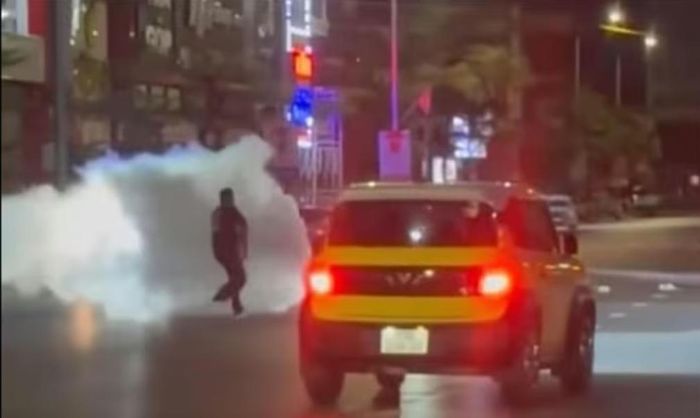 Người đàn ông sử dụng bình xịt khí CO2 ngăn chặn kẻ côn đồ tấn công người phụ nữ. Ảnh: VTC News.