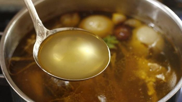 Các loại viên nước dùng cô đặc hoặc gói gia vị pha sẵn thường chứa hàm lượng natri cao nhằm tạo vị đậm đà. Ảnh minh họa
