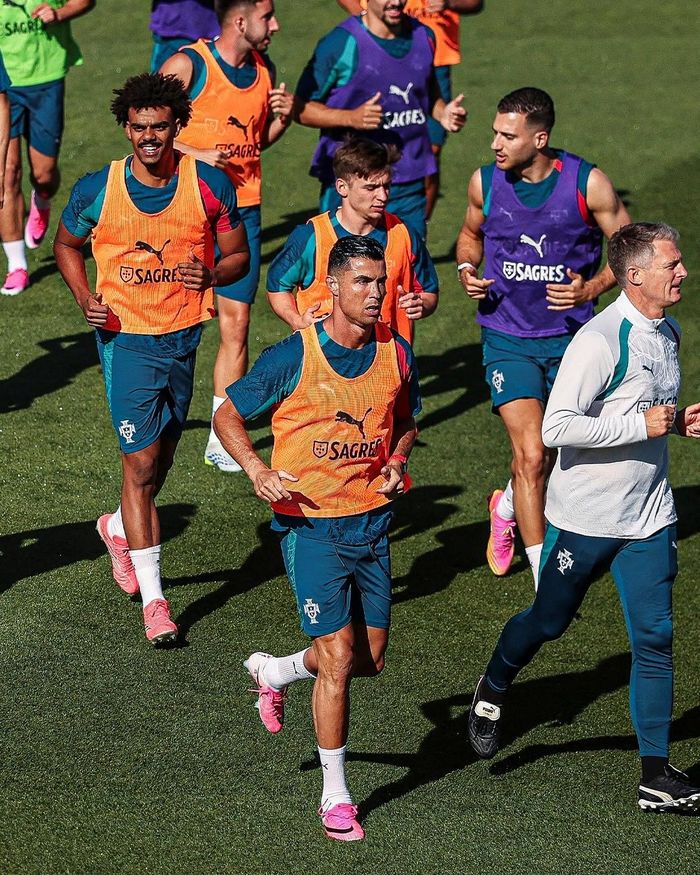 Ronaldo tích cực tập luyện cùng các đồng đội trước ngày hội bóng đá lớn nhất hành tinh