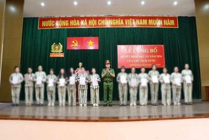 Đại tá Trần Thanh Hiển trao quyết định đặc xá cho các phạm nhân